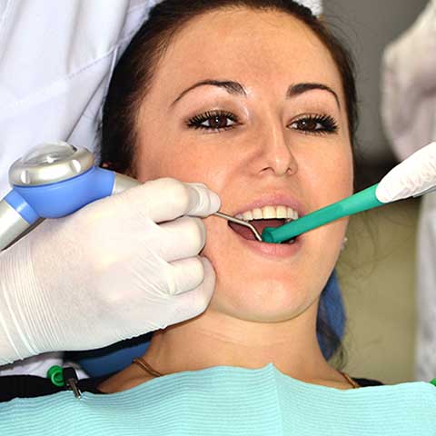 Чистка зубов Air flow, фото на приеме у стоматолога