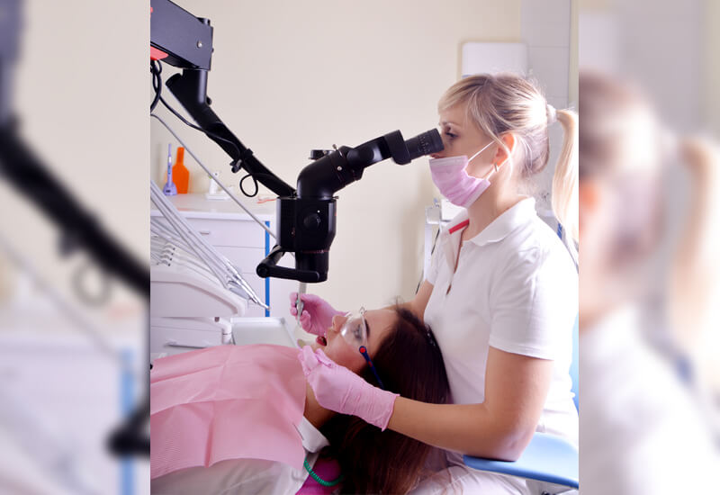 Лікар Джулепа Ольга Юріївна лікує пацієнта використовуючи мікроскоп